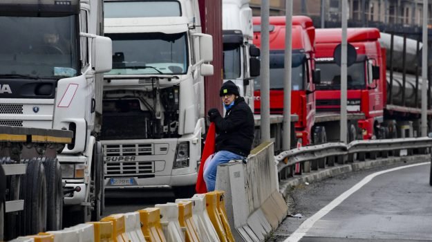 Caro carburante, stop all'autotrasporto dal 4 aprile