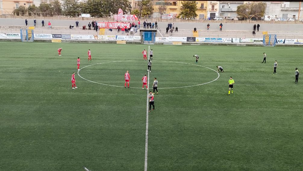 Mazarese - Don Carlo Misilmeri 3-0. I giallorossi entrano in campo con la bandiera Ucraina per dire no alla guerra