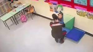 Arrestata assistente scolastica che maltrattava una alunna disabile: i carabinieri entrano in classe e salvano la bambina