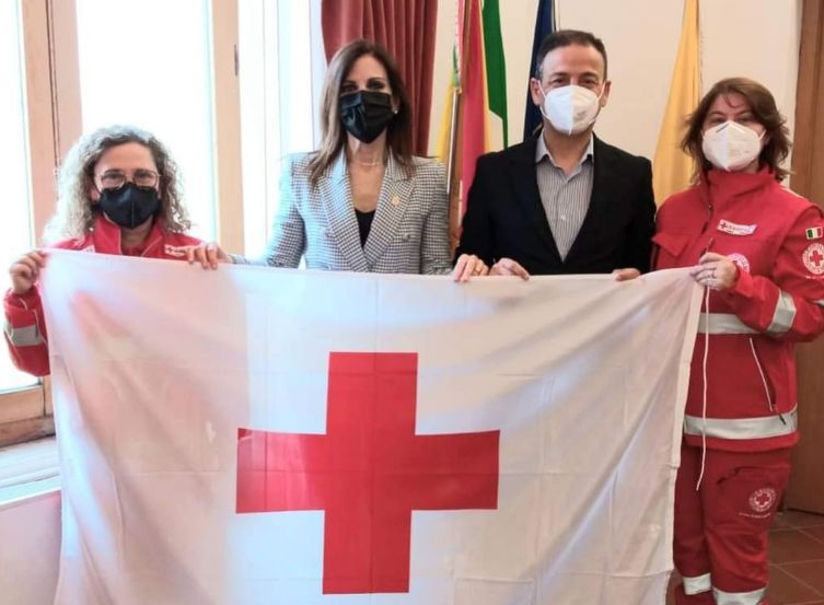 Settimana della Croce Rossa Italiana, il comitato di Mazara ha consegnato al sindaco la bandiera della CRI