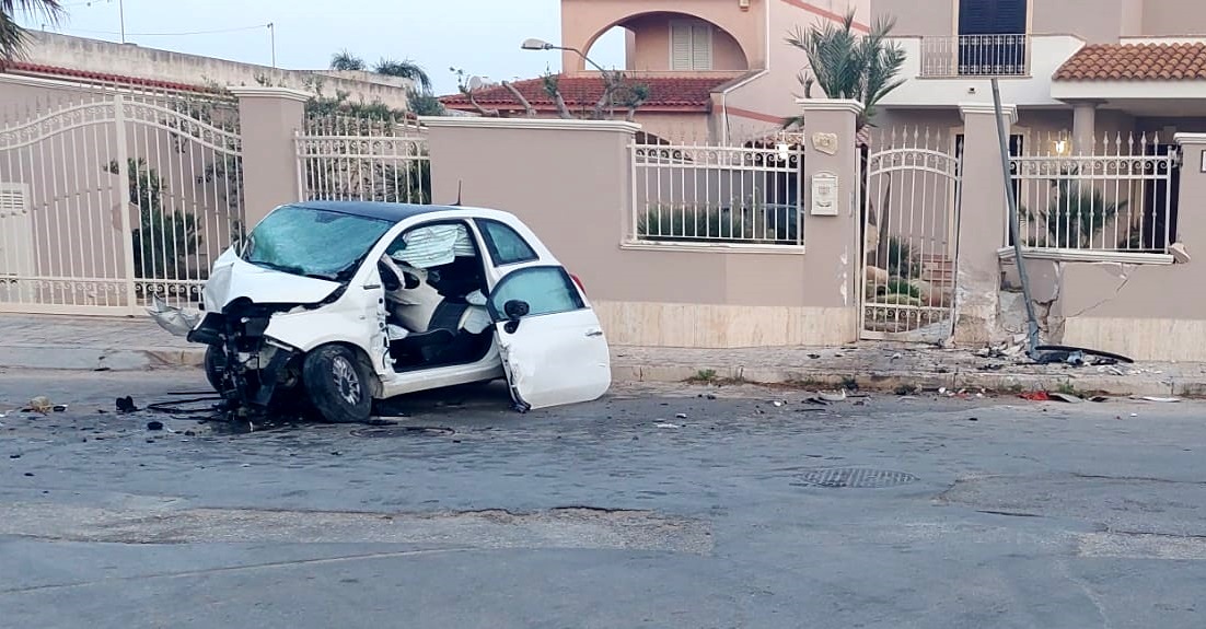 Mazara. Grave incidente all'alba. Coinvolto un giovane alla guida di una Fiat 500