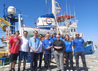 Mazara. Visita a sorpresa del Vescovo Mogavero alla nave “Mare Jonio”