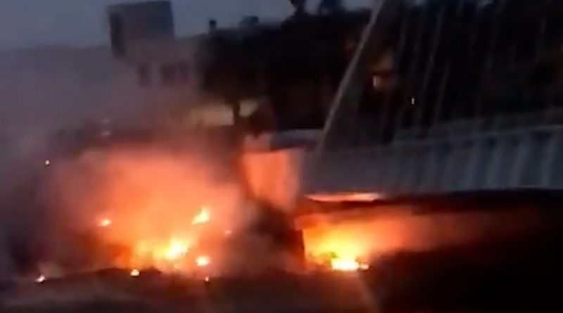 Mazara, incendio sotto il ponte Fiume Arena