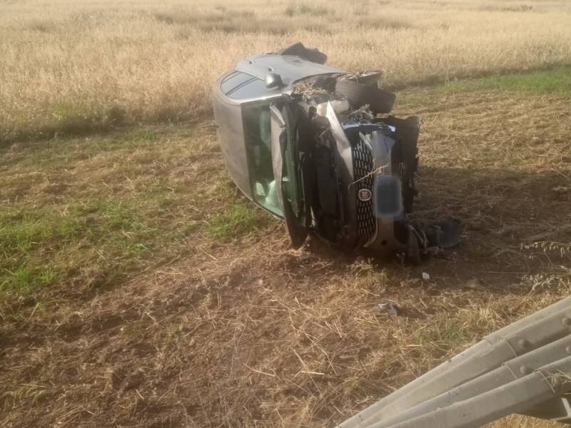 Auto si ribalta e finisce fuori strada