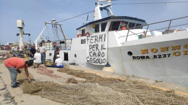 Pescatori in rivolta per il caro gasolio, ma a Mazara non si sciopera