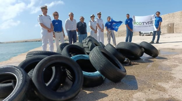 AMBIENTE MARINO. Raccolta di pneumatici dai fondali, il tour dell'Italia parte da Mazara