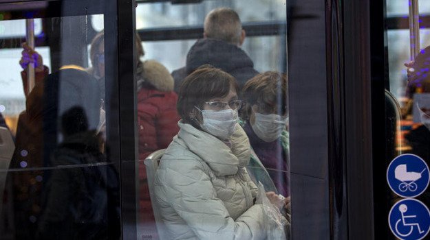 Covid, mascherine fino a settembre per mezzi pubblici e ospedali. Sparisce l'obbligo nelle scuole