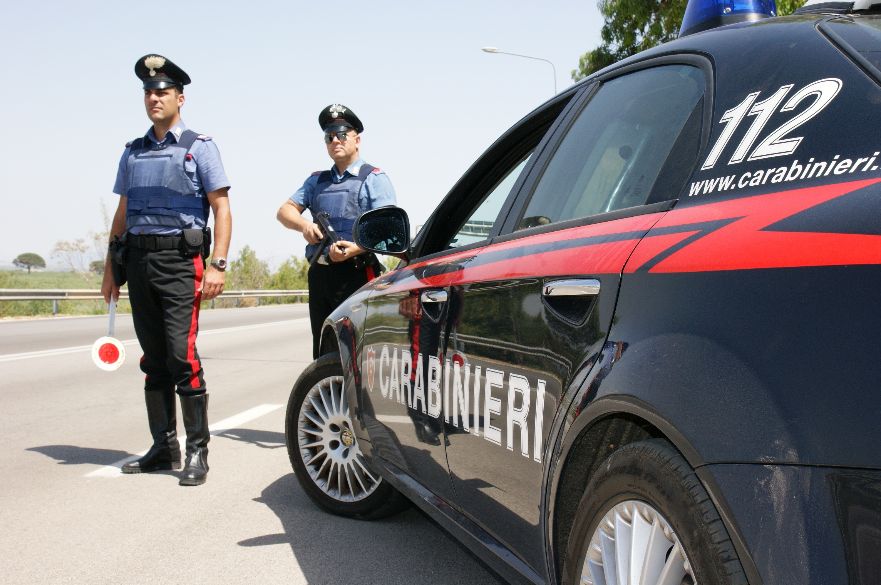 CASTELVETRANO: DENUNCIATA DAI CARABINIERI UNA DONNA CHE AVREBBE RUBATO VESTITI DA UN NEGOZIO