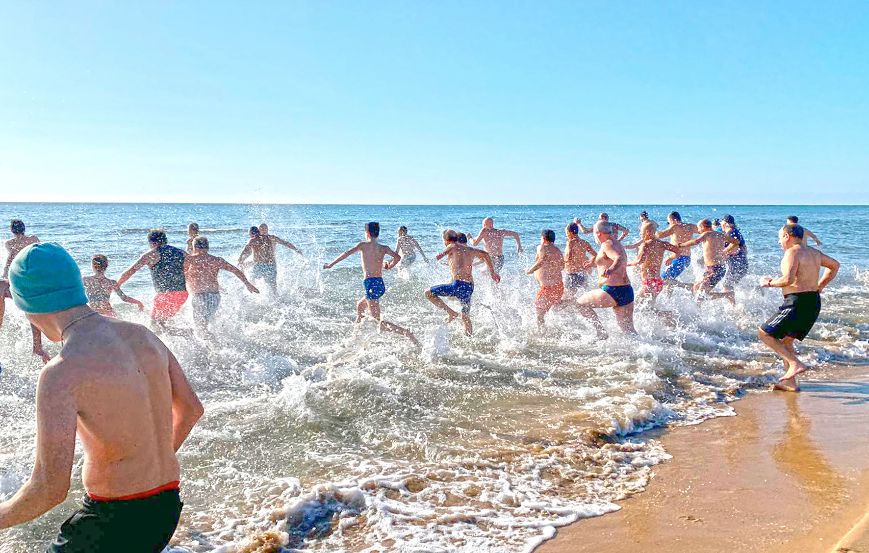 BAGNO A MARE DI CAPODANNO: A TRE FONTANE IN 45 PARTECIPANO AL TUFFO AUGURALE