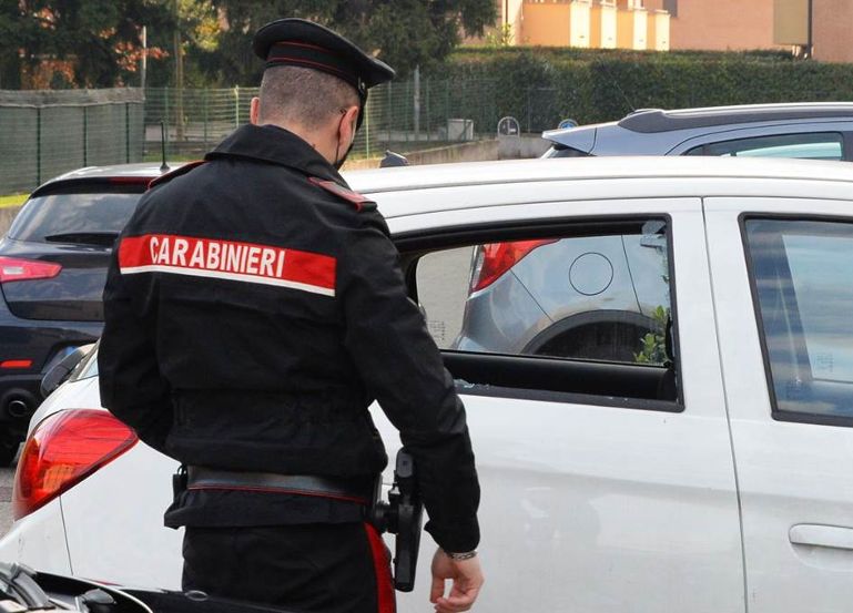 Arrestato l'uomo che danneggiava i finestrini delle auto in sosta