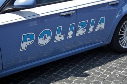 Giovane donna tenta il suicidio, salvata dai poliziotti