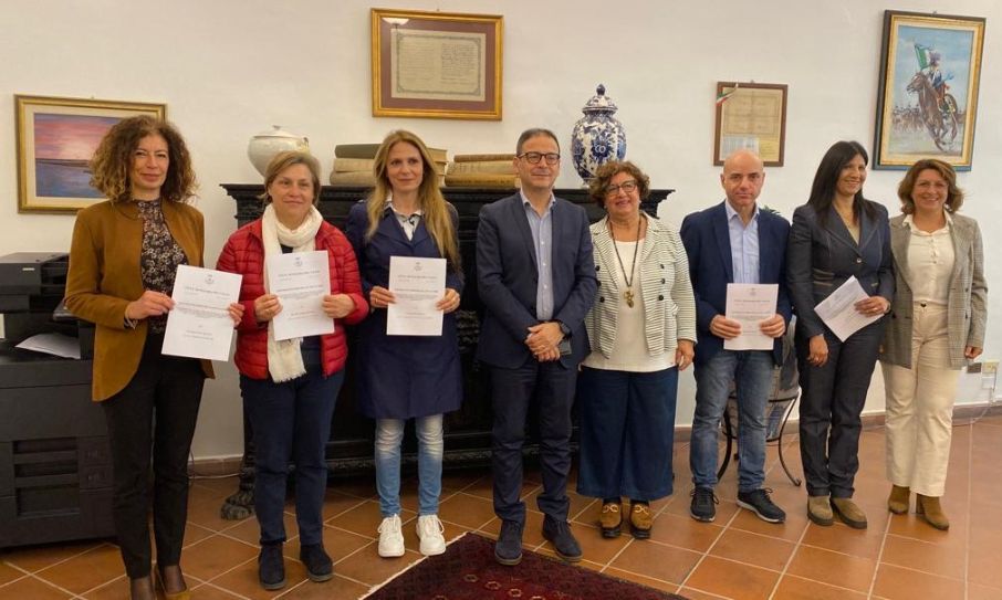 Mazara. Concluse le procedure concorsuali di progressione verticale, 5 dipendenti (tre neo funzionari e due nuovi agenti di Pm) firmano i contratti