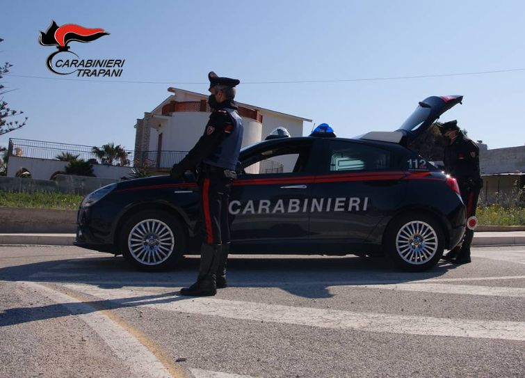 TRAPANI: SOGGETTO AGLI ARRESTI DOMICILIARI AGGREDISCE I CARABINIERI CHE LO CONTROLLANO. ARRESTATO