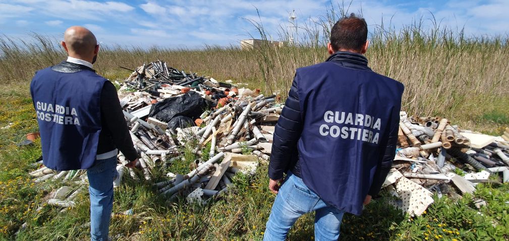 Mazara. La guardia costiera sequestra area di abbandono rifiuti a Capo Feto