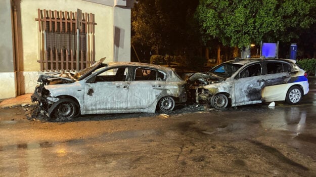 Campobello, a fuoco due auto dei vigili urbani: denunciato un giovane di Mazara