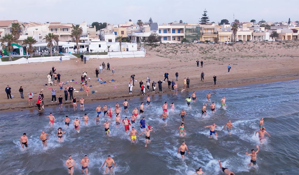 A TRE FONTANE IL BAGNO DI CAPODANNO: IN 80 SFIDANO L'ACQUA FREDDA