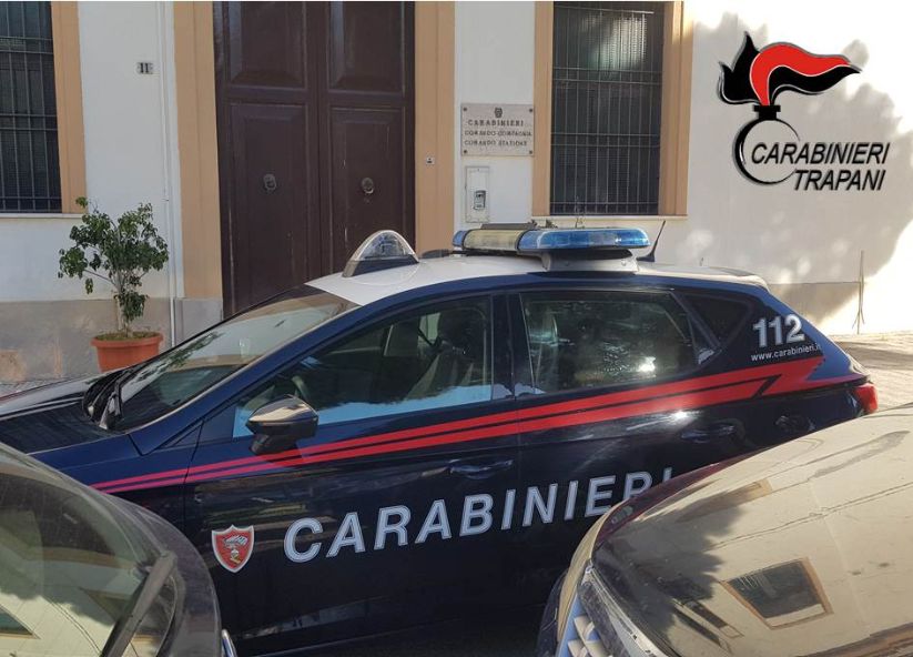 ALCAMO: VIOLA IL DIVIETO DI AVVICINAMENTO, LEI LO FOTOGRAFA E CHIAMA I CARABINIERI. ARRESTO IN FLAGRANZA DIFFERITA