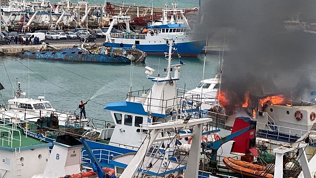 Mazara: incendio in porto la Guardia Costiera coordina le operazioni di soccorso