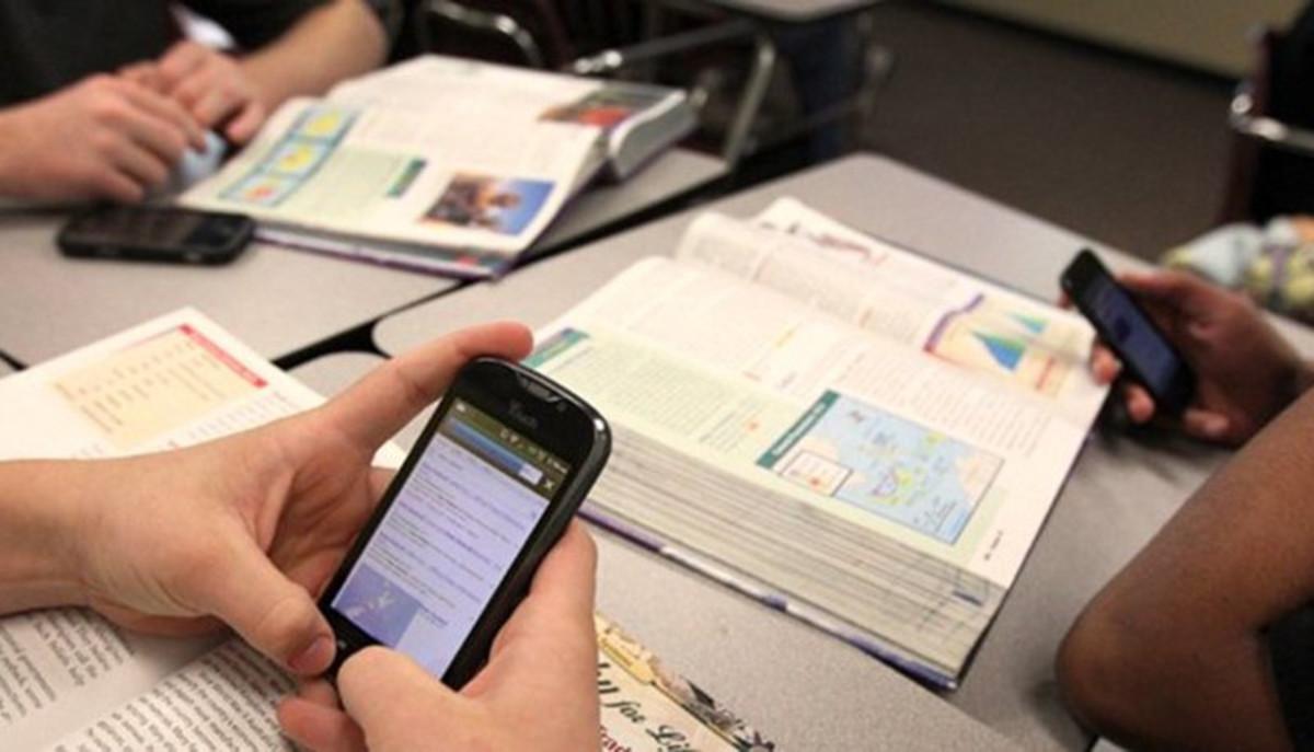 Scuola, stretta sui telefonini alle Elementari e Medie: cellulari vietati anche per scopi didattici