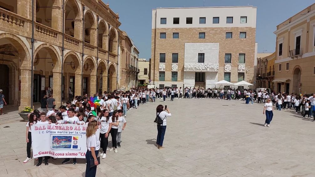 Mazara. Istituto Comprensivo “Giuseppe Grassa”:  “Dal Mazzaro al Delia”- Marcia della legalità – Guarda di cosa siamo “Capaci”