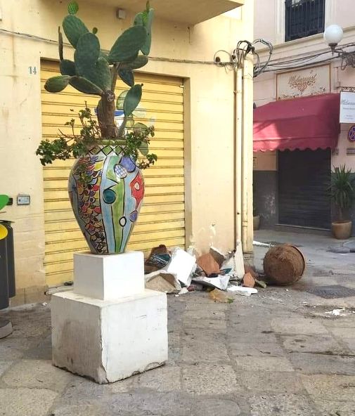 Mazara. Giara rotta in piazzetta Porta Palermo: non è conseguenza di un atto vandalico ma di un sinistro stradale