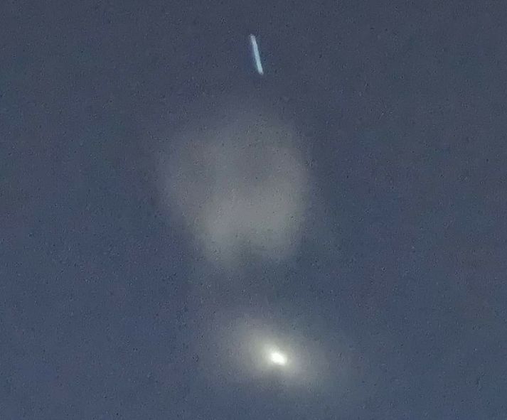 Avvistamenti di oggetti luminosi nei cieli in Sicilia ma è un razzo di SpaceX