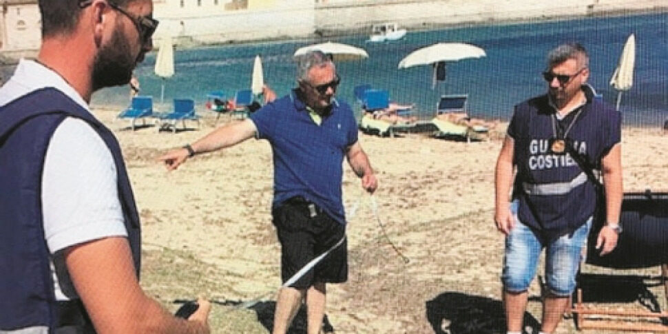 Lido abusivo, sequestrati i lettini e restituita spiaggia ai bagnanti