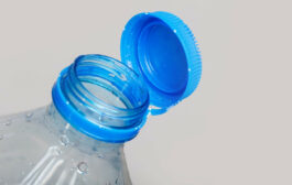 Plastica, tappi che non si staccano dalla bottiglia: dal 3 luglio al via l'obbligo Ue