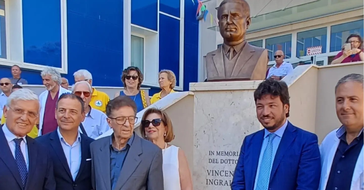 Mazara. Cerimonia di ricollocazione del busto in bronzo di Vincenzo Ingraldo, primo direttore sanitario dell’ospedale Abele Ajello