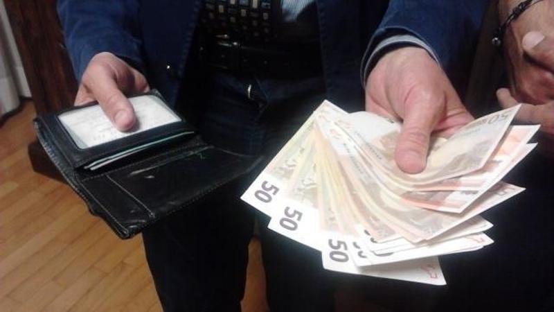 RICONSEGNATO AD UN TURISTA BORSELLO CON OLTRE 1000 EURO ALL'INTERNO