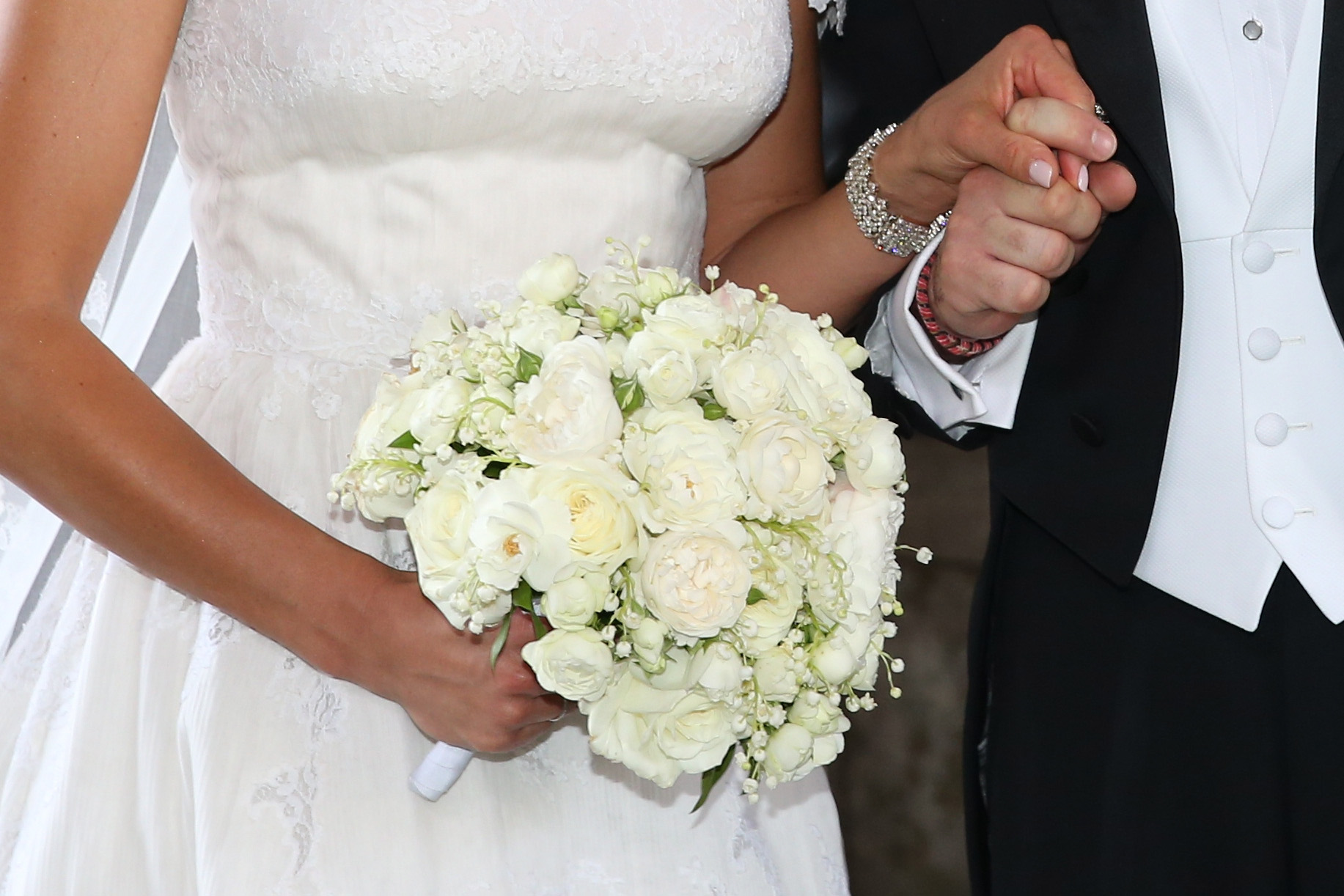 Tradisce marito con il prete che ha celebrato le nozze tre mesi prima