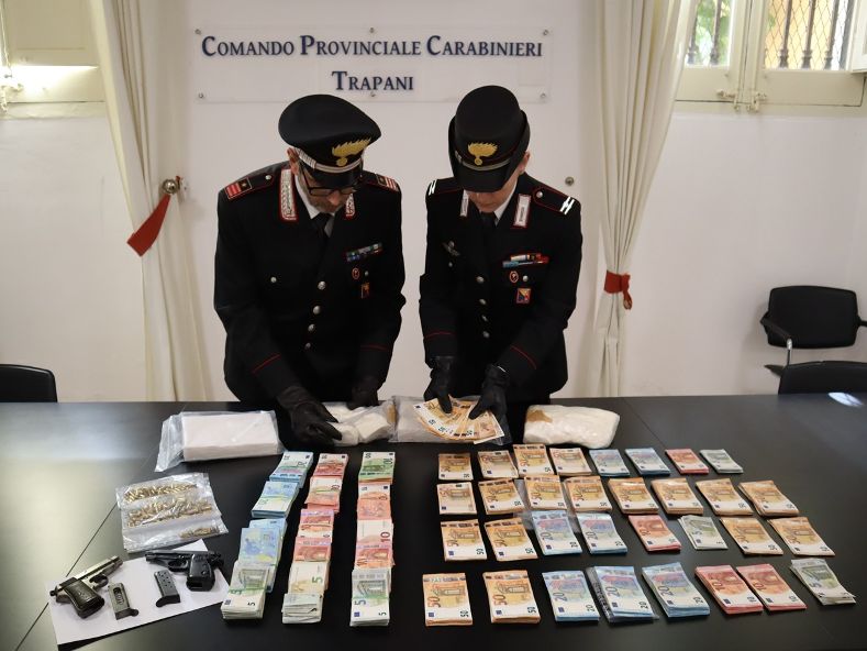 TROVATI IN POSSESSO DI 3,5 KG COCAINA, OLTRE 120 MILA EURO IN CONTANTI E 2 PISTOLE CON MATRICOLA ABRASA. 6 ARRESTI