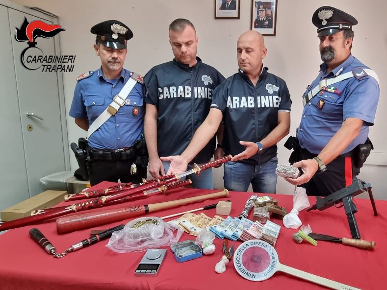 Mazara. IN REGIME DI ARRESTI DOMICILIARI, SORPRESO CON DROGA E ARMI