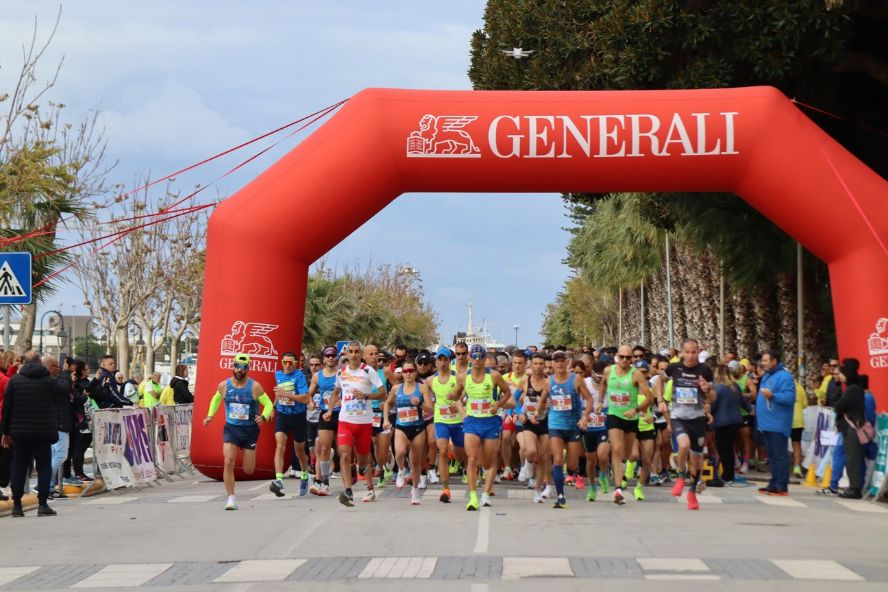 NICOLA MAZZARA TRA GLI UOMINI E FEDERICA CERNIGLIARO TRA LE DONNE, VINCONO LA XV HALF MARATHON MAZARA