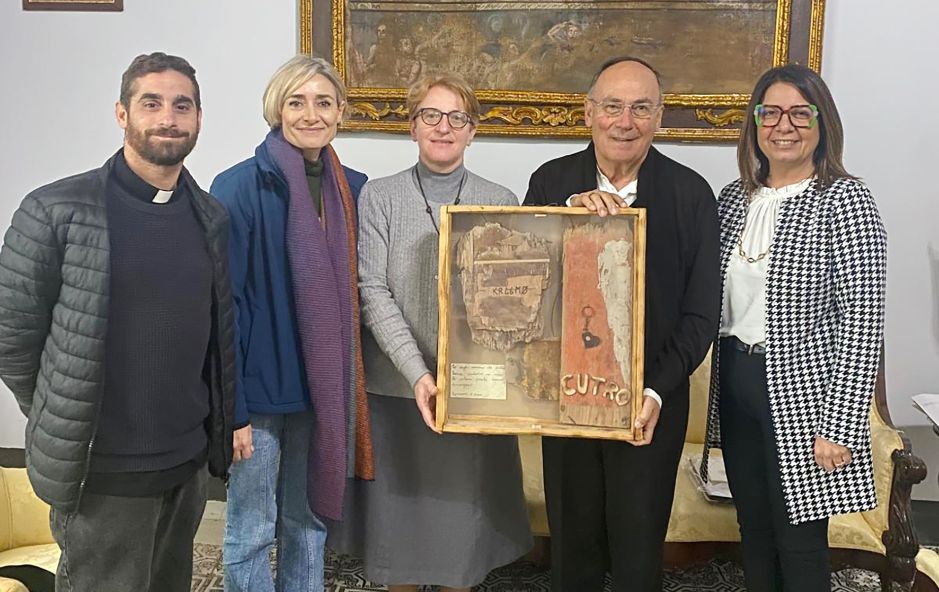 “KR46MӨ”, IL FRAMMENTO-SIMBOLO DEL NAUGRAGIO DI CUTRÒ IN DIOCESI