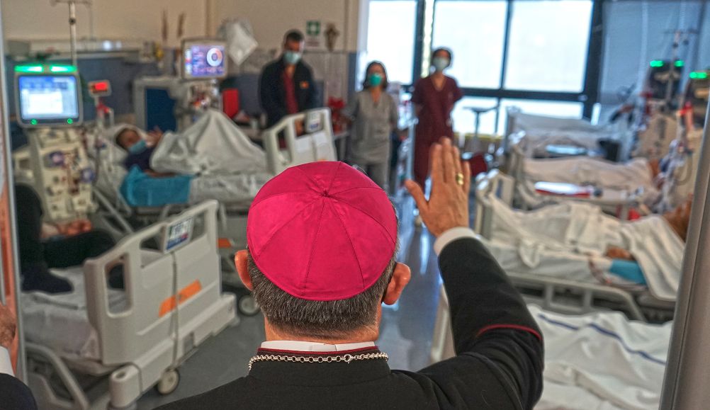 IL VESCOVO VISITA GLI AMMALATI E CELEBRA LA SANTA MESSA NEGLI OSPEDALI