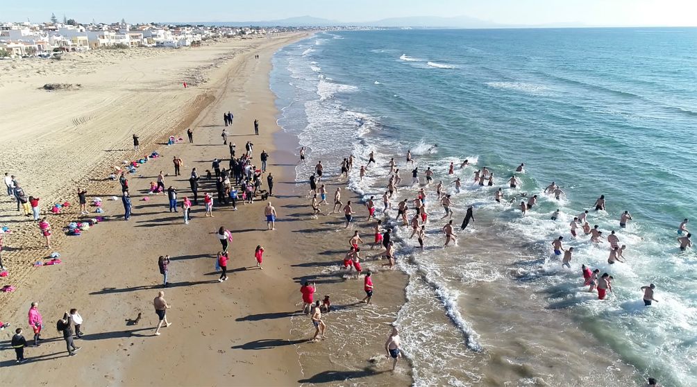 BENVENUTO 2025: IN 150 PER IL BAGNO DI CAPODANNO SULLA SPIAGGIA DI TRE FONTANE